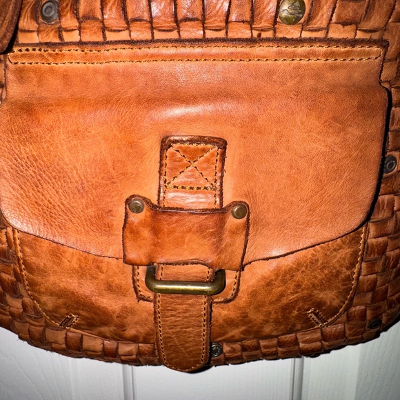 Harbour 2nd Leather Crossbody w adj. strap, 11 x 11”, soft leather & great bag! - Picture 5 of 9